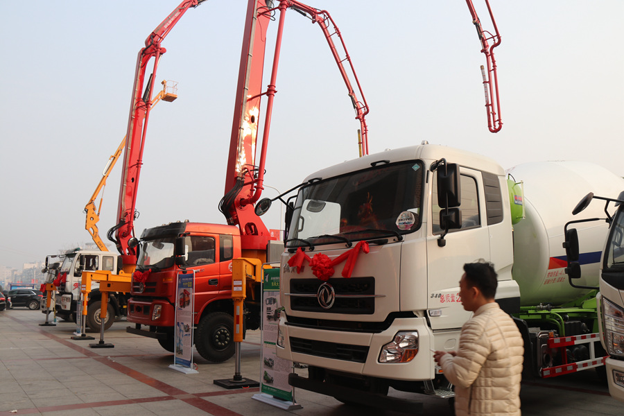 東風小型混凝土泵車37米