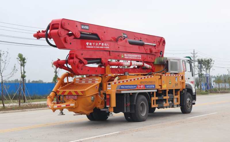 重汽斯太爾小型混凝土臂架泵車