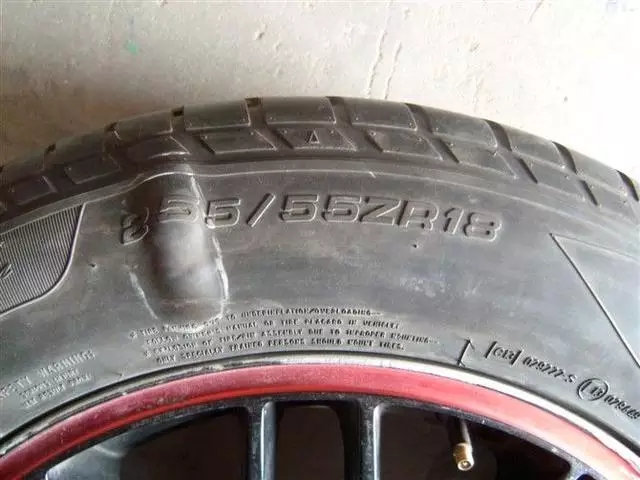 輪胎鼓包