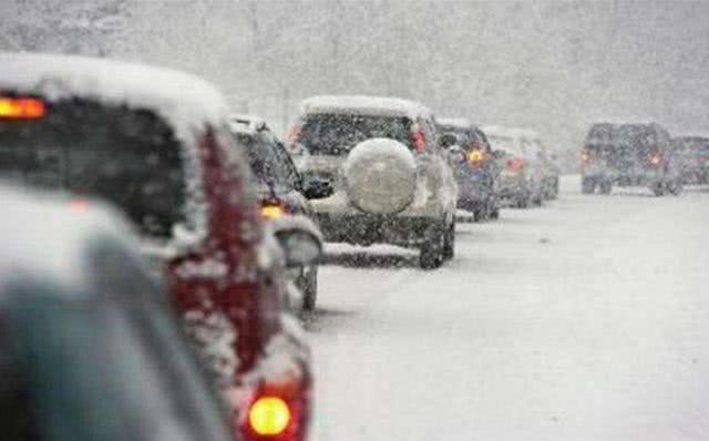 在冬天駕駛汽車，特別是冰雪路面，加速一定要緩慢，減速要輕柔