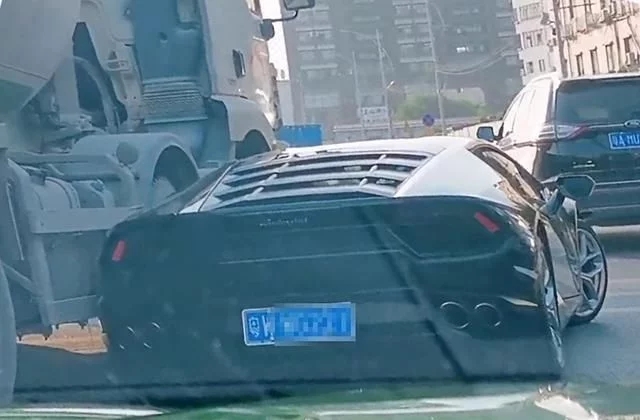 廣東272萬超跑撞上混泥土車，真是車豪膽大：雞蛋碰石頭