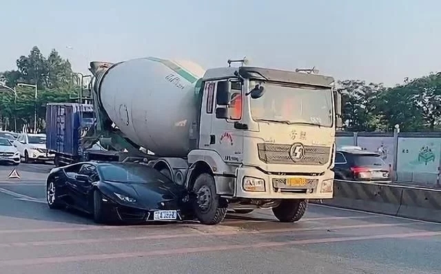 廣東272萬超跑撞上混泥土車，真是車豪膽大：雞蛋碰石頭